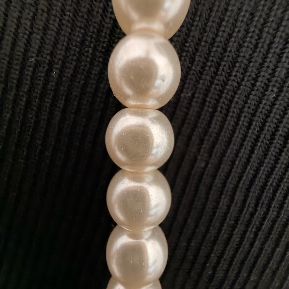 Elegant faux Pearl Necklace - Picture 2 of 4